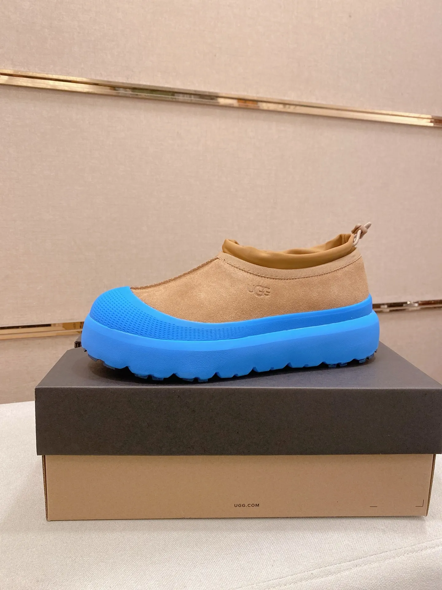 Factory price: 480💰Couple model💏 Same style as Wang Yibo, North American men's shoes Ugg ☃️In the special sale of new high-quality men's shoes snow boots in autumn and winter, the nemesis of extreme cold weather! Made of cowhide leather, merino wool lining, and original outsole, whether driving, outdoor or daily wear, there is always one that suits you! Male and female size: 35-46.
